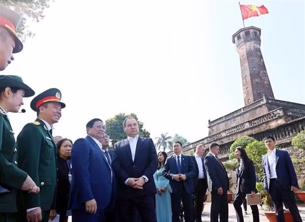 Le PM vietnamien, Pham Minh Chinh, et son homologue biélorusse Roman Golovchenko visitent la tour du drapeau de Hanoï. Photo : VNA.