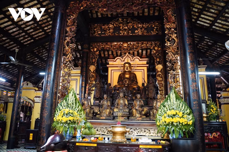 À l’intérieur, la pagode est divisée en trois zones : la salle de culte, la salle de réunion et le réfectoire. Elle abrite de magnifiques représentations des différentes incarnations de Bouddha et de nombreuses divinités taoïstes, dont chacune est dotée d’un autel. Photo : VOV.