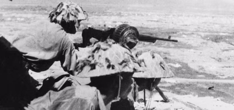 Une unité de mitrailleuses soutint notre attaque sur le centre de résistance central. Photo d'archives : VNA.