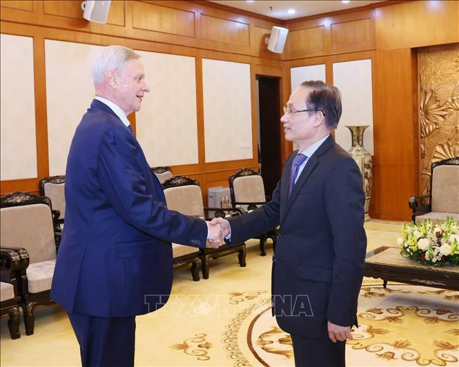 Le chef de la Commission des Relations extérieures du Comité central du Parti communiste vietnamien, Lê Hoài Trung (à droite) et Vladimir Titov, premier vice-ministre russe des Affaires étrangères. Photo: VNA.