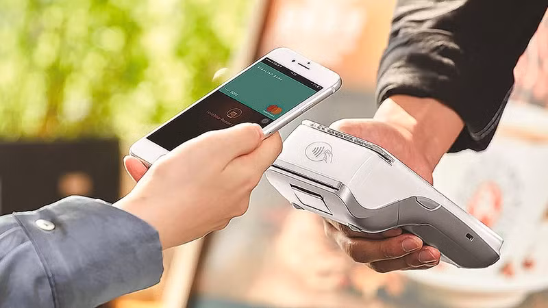 Au cours des quatre premiers mois de 2024, le volume des transactions électroniques interbancaires au Vietnam a augmenté de 52,8 % en glissement annuel. Photo: VOV.