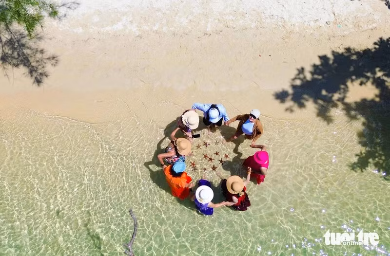 Les touristes internationaux prennent des photos au cœur des paysages naturels de Phu Quôc. (Photo: Chi Công)