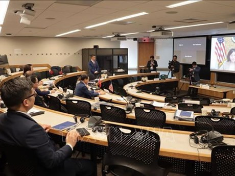 Le Vice-PM Lê Minh Khai a une rencontre en ligne avec la représentante américaine au Commerce, Katherine Tai, le 2 avril (heure locale) à Boston. Photo : VNA.