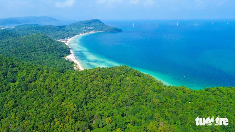 La longue chaîne de montagnes verdoyantes de Phú Quốc se mêle à l'immensité de la mer, formant un tableau d'une beauté époustouflante. Photo: TTO