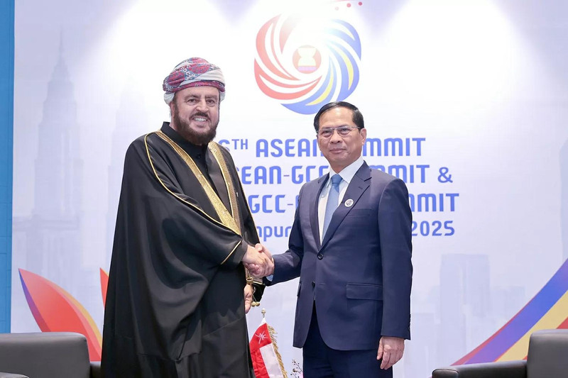 Le vice-Premier ministre et ministre vietnamien des Affaires étrangères, Bui Thanh Son (à droite), et le vice-Premier ministre omanais, Sayyid Asaad Bin Tariq Al Said, le 27 mai à Kuala Lumpur. Photo : baoquocte.vn