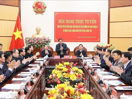 La conférence en ligne sur le projet de construction d'une ligne d'électricité de 500 kV dans la province de Thanh Hoa. Photo : VNA.