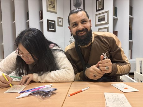 La coutume "mung tuôi" ou "li xi"(étrennes glissées dans de petites enveloppes rouges), accompagnée de vœux, ne laisse pas les étudiants russes indifférente. Photo : VNA.