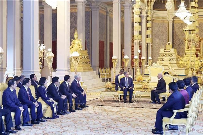 Entrevue entre le Président Tô Lâm et le Roi du Cambodge Norodom Sihamoni, au Palais royal, à Phnom Penh, le 12 juillet. Photo: VNA