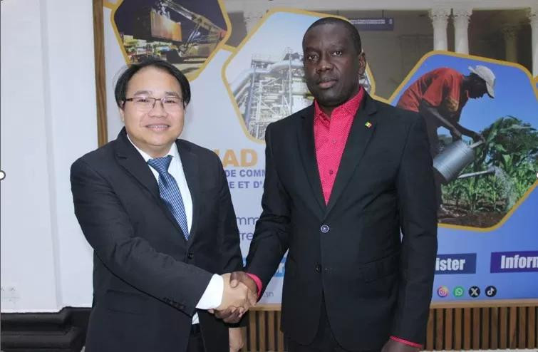 Le conseiller commercial vietnamien, Hoang Duc Nhuan (à gauche), et le secrétaire général de la Chambre de commerce, d'industrie et d'agriculture de Dakar, Mbaye Chimère NDIAYE. Photo : congthuong.vn.