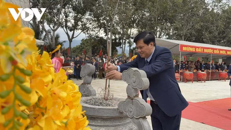 Pourtant, après quelques victoires, les Chinois sont revenus en 43. Vaincues à la bataille de Lang Bac, les sœurs Trung se sont suicidées en se jetant dans le fleuve de Hat Mon. Leurs corps pétrifiés auraient flotté jusqu’à la berge Dong Nhan (aujourd’hui dans la banlieue de Hanoï). La population leur a élevé un temple qui tombera en ruine à la suite de fortes crues du fleuve Rouge. Photo : VOV Pourtant, après quelques victoires, les Chinois sont revenus en 43. Vaincues à la bataille de Lang Bac, les sœurs Trung se sont suicidées en se jetant dans le fleuve de Hat Mon. Leurs corps pétrifiés auraient flotté jusqu’à la berge Dong Nhan (aujourd’hui dans la banlieue de Hanoï). La population leur a élevé un temple qui tombera en ruine à la suite de fortes crues du fleuve Rouge. Photo : VOV