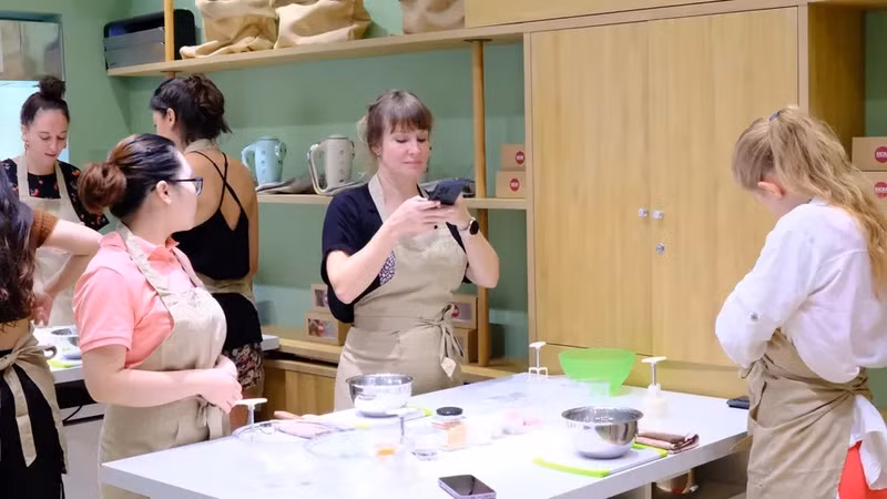 De nombreux touristes étrangers participent à un cours de cuisine à Hô Chi Minh-Ville pour découvrir les secrets de fabrication des gâteaux de lune, un plat emblématique de la fête de la mi-automne. Photo: VTV