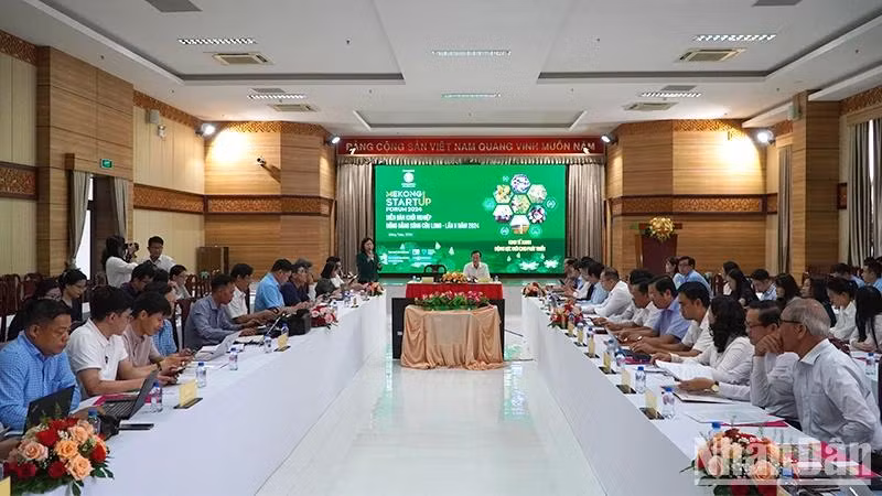 Vue générale de la conférence de presse sur le 2e Forum des startups du delta du Mékong. Photo: NDEL.