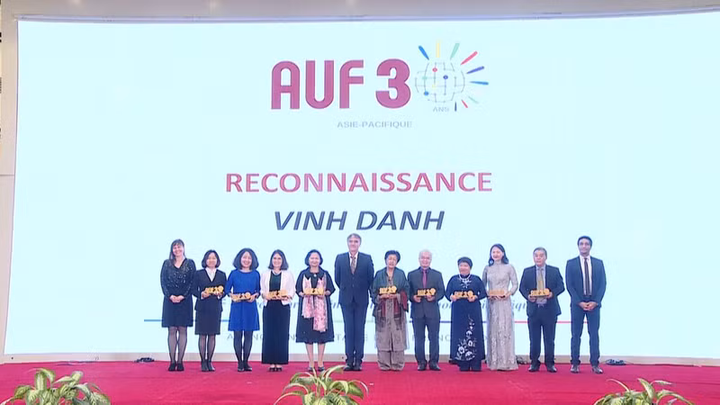 Remise de trophées aux partenaires exceptionnels au Vietnam de l'AUF. Photo : CVN.