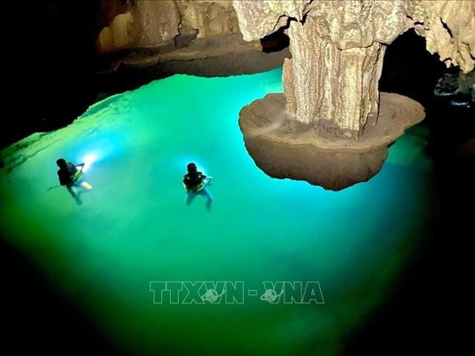 Le lac "suspendu" dans la grotte de Thung, à Quang Binh. Photo: VNA.