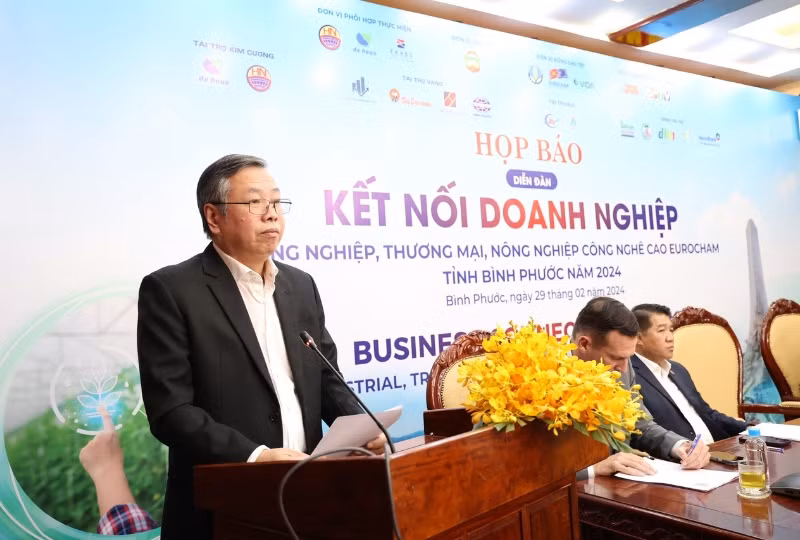 Le vice-président du Comité populaire de la province de Binh Phuoc, Huynh Anh Minh, prend la parole lors de la conférence de presse. Photo: baodautu.vn.
