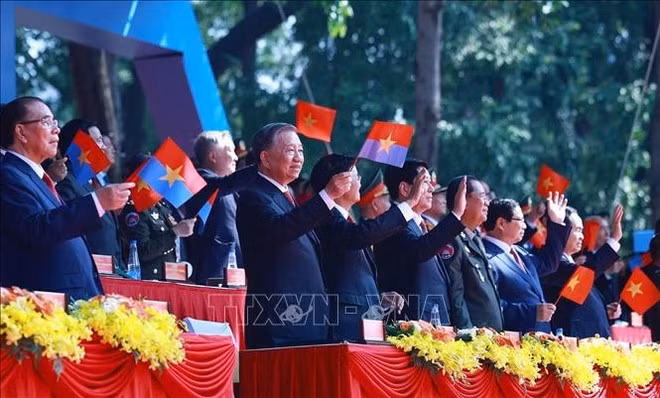 Le secrétaire général du PCV, To Lam, et les délégués ont regardé le défilé depuis le podium. Photo : VNA.