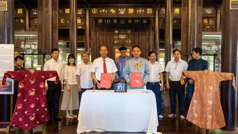 Les deux robes de la reine mère Tu Cung sont des reliques d’une valeur historique et culturelle particulière. Elles reflètent non seulement le style des costumes royaux de la dynastie des Nguyên, mais sont également étroitement liées à la vie d'un personnage historique. Photo : NDEL.