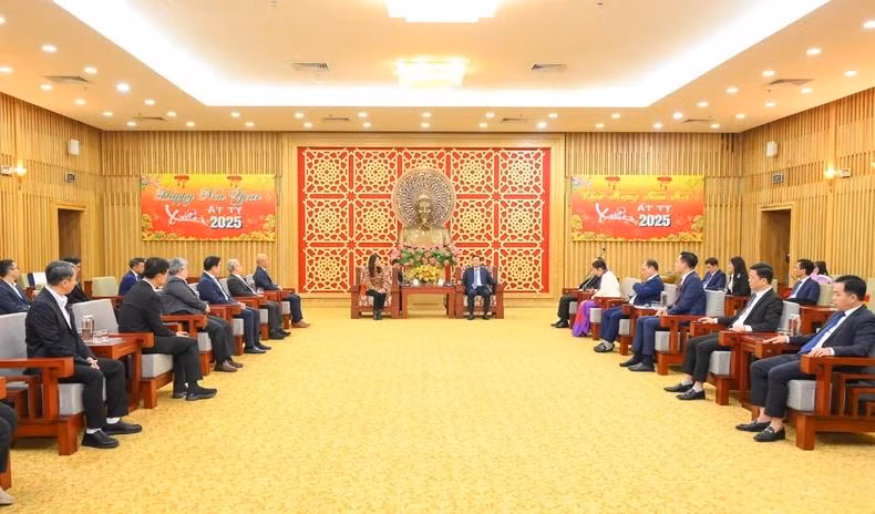 Les autorités de Nghê An s'engagent à travailler en étroite collaboration avec le groupe thaïlandais WHA pour achever la 2e phase de construction de la zone industrielle WHA 1 et accélérer la libération du terrain pour la zone industrielle WHA 2. Photo : THANH CUONG/NDEL. Les autorités de Nghê An s'engagent à travailler en étroite collaboration avec le groupe thaïlandais WHA pour achever la 2e phase de construction de la zone industrielle WHA 1 et accélérer la libération du terrain pour la zone industrielle WHA 2. Photo : THANH CUONG/NDEL.