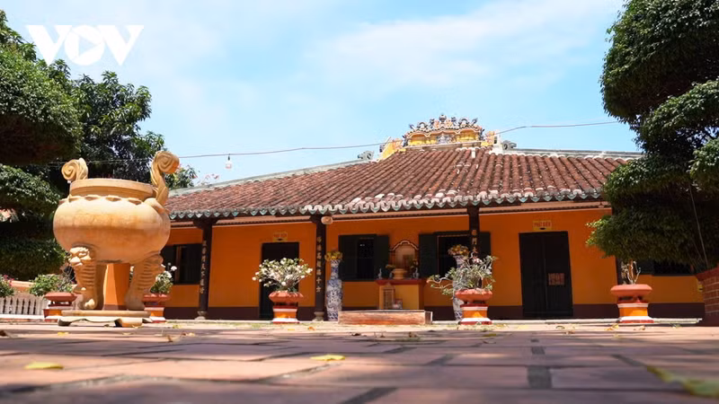 Construite en 1744 par un certain Ly Thuy Long, elle est l’une des pagodes les plus anciennes de la mégapole du Sud. Son nom initial est « Son Can », car elle est située sur un terrain élevé. Photo : VOV.