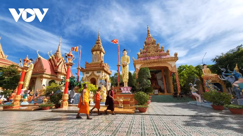 Construite en 1887 sur une superficie d’environ 50 000 ha, Xiem Can est une pagode khmère située dans la commune de Vinh Trach Dông, ville de Bac Liêu, province éponyme du Sud. Il s’agit de l’une des plus grandes et des plus belles pagodes du Sud-Ouest. C’est également une œuvre architecturale unique et une destination de tourisme spirituel bien connue des Khmers à Bac Liêu. Photo: VOV.