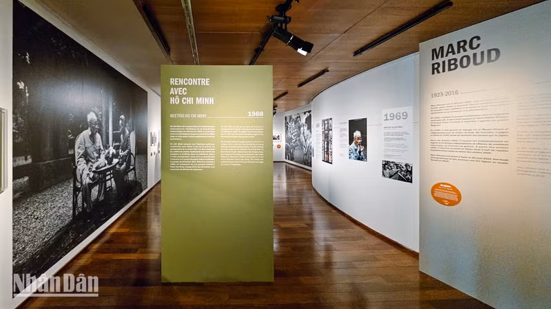 L'exposition photographique de Marc Riboud sur le thème « Vietnam pendant les années 1966 – 1976 » suscite l’attention d'un grand nombre du public. Photo : NDEL.