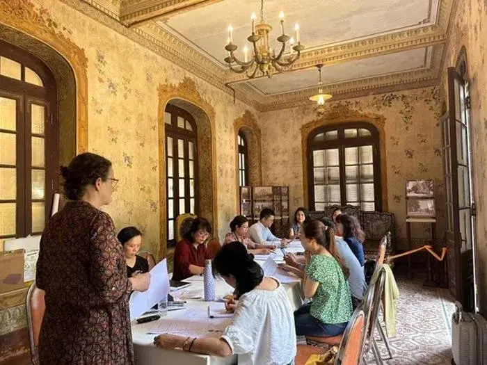 Des experts de l'Institut national du patrimoine français à une formation destinée aux cadres vietnamiens les 18 et 19 avril 2023 au Palais An Dinh, ville de Hue. Photo : Ambassade de France au Vietnam.