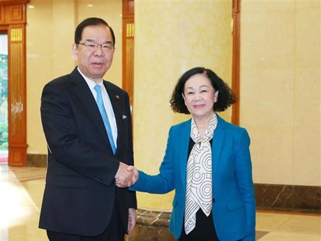 La membre du Bureau politique et Permanente du Secrétariat du Comité central du PCV, Truong Thi Mai (à droite), et le président du Présidium du Comité central du PCJ, Kazuo Shii, se serrent la main, à Hanoi, le 25 décembre. Photo : VNA.