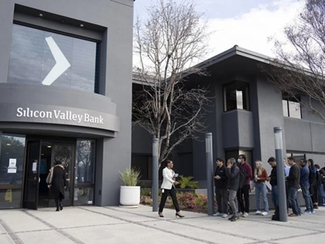 Des gens se rassemblent devant le siège de la Silicon Valley Bank en Californie, aux États-Unis, le 13 mars 2023. Photo : Xinhua.