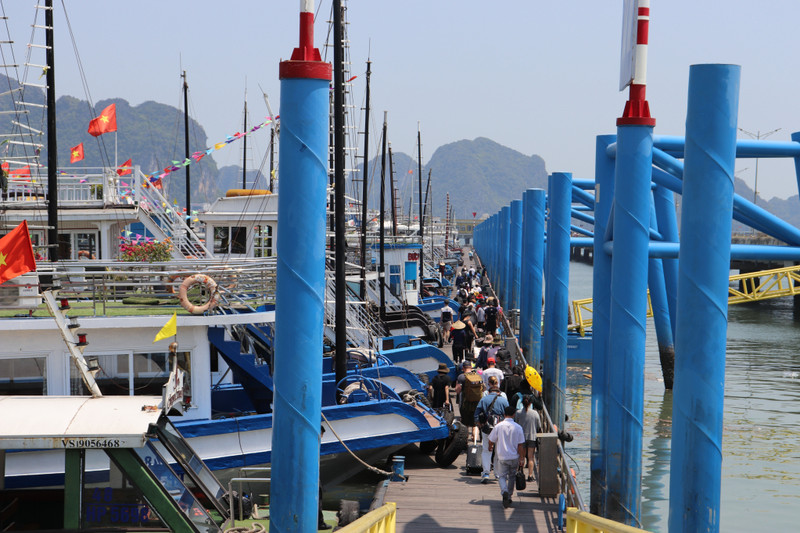 Des touristes au départ du port international de croisière d'Ha Long, dans la province de Quang Ninh. Photo: baoquangninh.