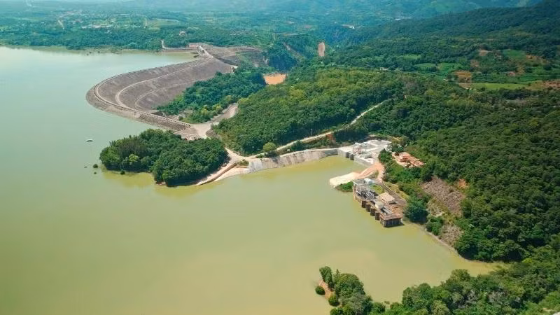 Vue panoramique du projet de centrale hydroélectrique d'Ialy, dans la province vietnamienne de Gia Lai. Photo : Ambassade de France au Vietnam.