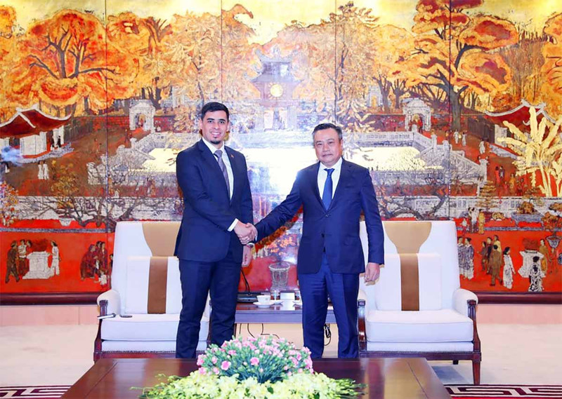 Le secrétaire adjoint du Comité municipal du Parti communiste du Vietnam et président du Comité populaire de la ville de Hanoï, Tran Sy Thanh (à droite), et le nouvel ambassadeur vénézuélien au Vietnam, Juan Carlos Fernandes Juárez, le 27 mai à Hanoï. Photo: daibieunhandan.