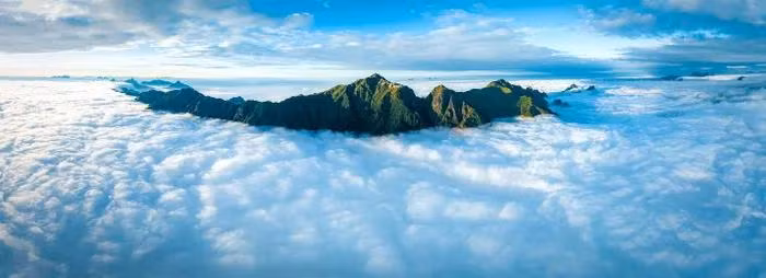 Du mont Fansipan, les visiteurs peuvent admirer le ciel bleu et la mer de nuages flottant à l'horizon. Photo: Minh Tu.