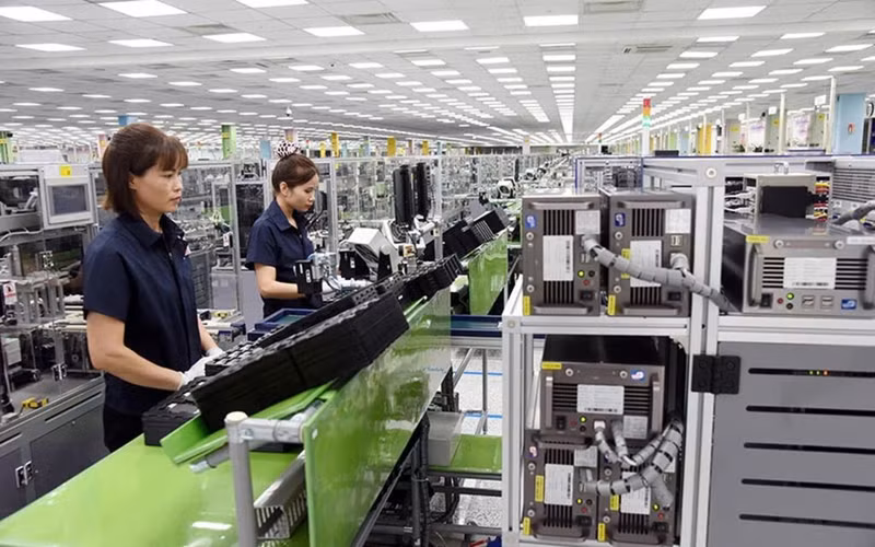 De nombreux géants technologiques du monde, tels que Samsung, Intel et Synopsys, envisagent d’augmenter leurs investissements au Vietnam, notamment dans l’industrie de semi-conducteurs et la fabrication de puces électroniques. Photo : VNA.