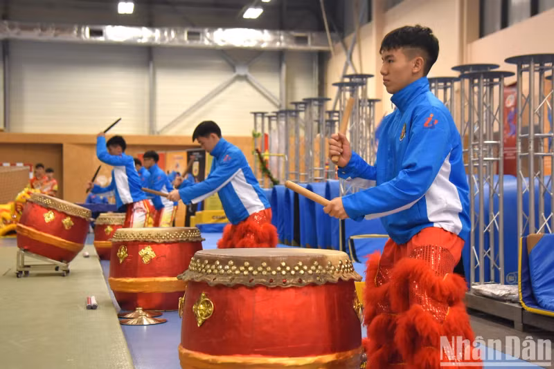 La danse du lion et du dragon se base sur des mouvements d’arts martiaux, donc les troupes de cette danse sont considérées comme des centres de formation aux arts martiaux populaires.