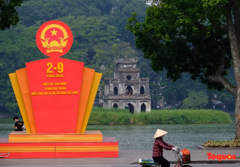 Le symbole de l’emblème national situé dans la région du lac Hoan Kiem. Photo : Toquoc.