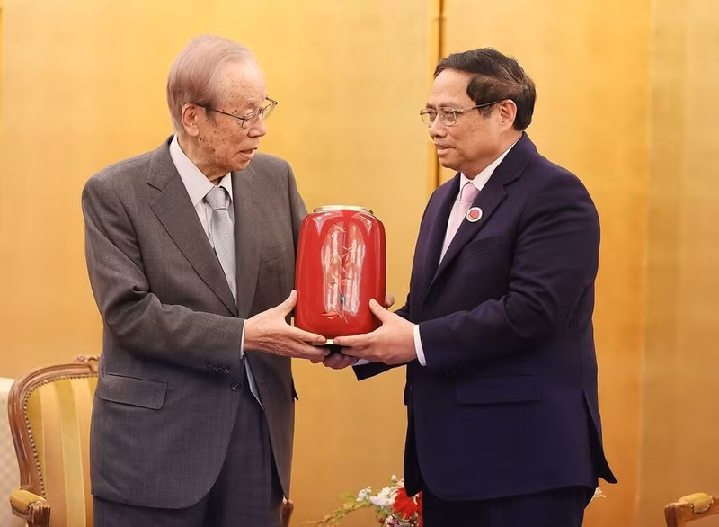 Le PM Pham Minh Chinh (à droite) offre un cadeaux à l'ancien PM japonais Fukuda Yasuo. Photo : VNA.