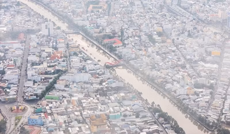 Scène brumeuse sur la rivière Maspero dans la ville de Soc Trang. Photo : VnExpress.