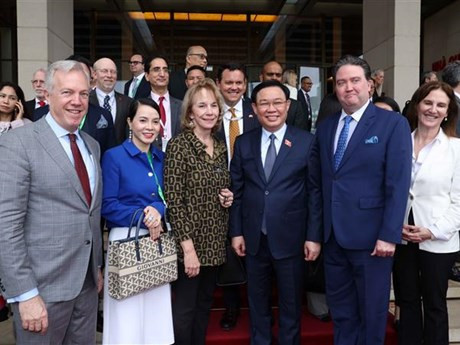 Le Président de l'AN du Vietnam, Vuong Dinh Huê (3e, à droite), et des membres de la haute délégation du Conseil d'affaires États-Unis - ASEAN. Photo : VNA.