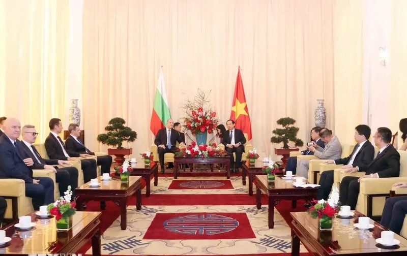 Lors de l’entrevue entre le secrétaire du Comité municipal du Parti Nguyên Van Nên et président bulgare Rumen Radev, à Hô Chi Minh-Ville, le 27 novembre. Photo : VNA.