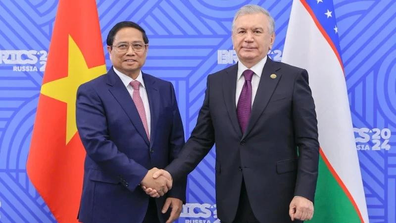 Le Premier ministre vietnamien Pham Minh Chinh (à gauche) et le président ouzbek Shavkat Mirziyoyev, en octobre 2024 en Russie. Photo : Nhat Bac/VGP.