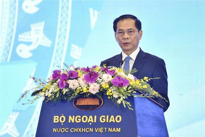 Le ministre vietnamien des Affaires étrangères Bui Thanh Son s'exprime à la cérémonie d'ouverture. Photo : VNA.