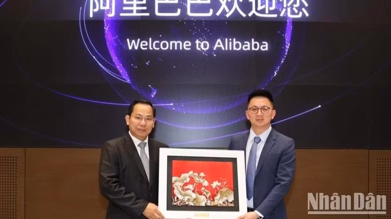 Alibaba s'engage à soutenir la croissance des entreprises vietnamiennes, en mettant l'accent sur le développement des technologies avancées, des infrastructures et des ressources humaines qualifiées pour renforcer leur présence dans le commerce numérique mondial. Photo : NDEL
