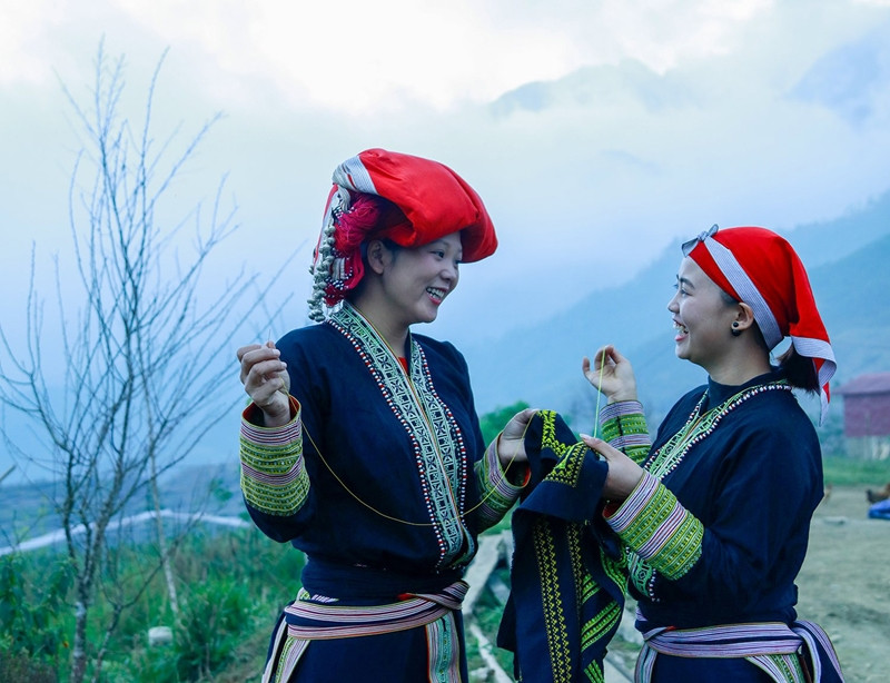 Beauté radieuse des filles de l'ethnie Dao dans la brume du Nord-Ouest. Photo : Pham Ngoc Bang.