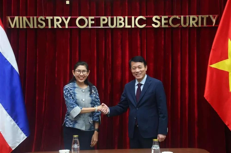 Le ministre vietnamien de la Sécurité publique, Luong Tam Quang (à droite), et l'ambassadrice thaïlandaise au Vietnam, Urawadee Sriphihiromya, le 3 décembre à Hanoï. Photo : bocongan.gov.vn.