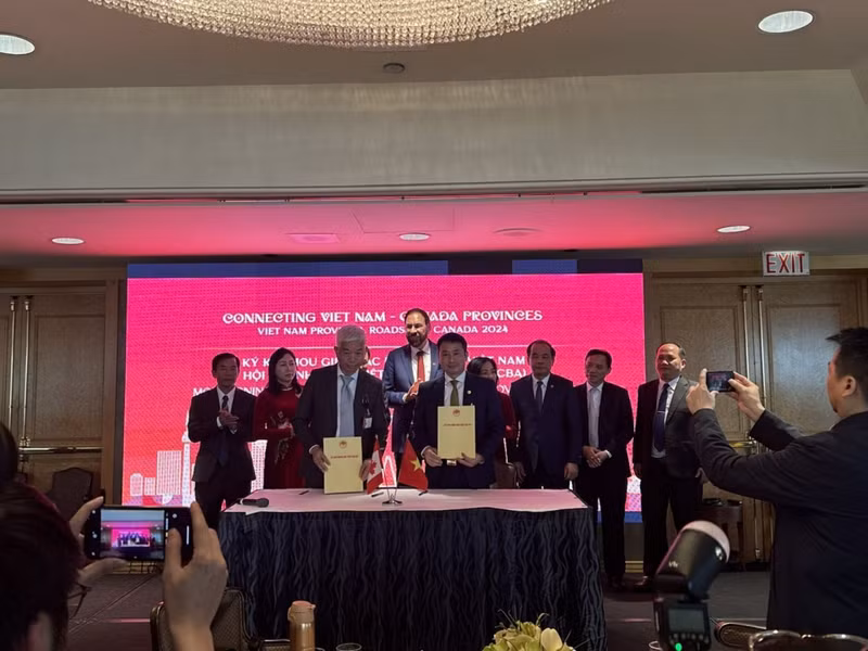 Cérémonie de signature d’un mémorandum de coopération entre les localités vietnamiennes présentes au VPR Canada 2024 et l'Association des hommes d'affaires vietnamiens au Canada. Photo: baoquocte.vn.