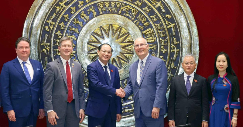 Le vice-président de l'Assemblée nationale (AN) Tran Quang Phuong (3e de gauche à droite) et le député John Moolenaar, de l'État du Michigan à la Chambre des représentants des États-Unis (3e de droite à gauche). Photo : VNA. 