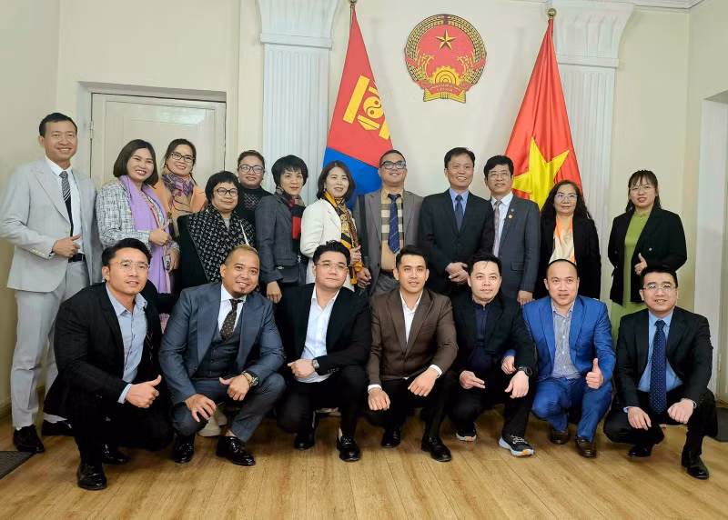La délégation d'entreprises vietnamiennes visite l’ambassade du Vietnam en Mongolie. Photo : baoquocte.vn.