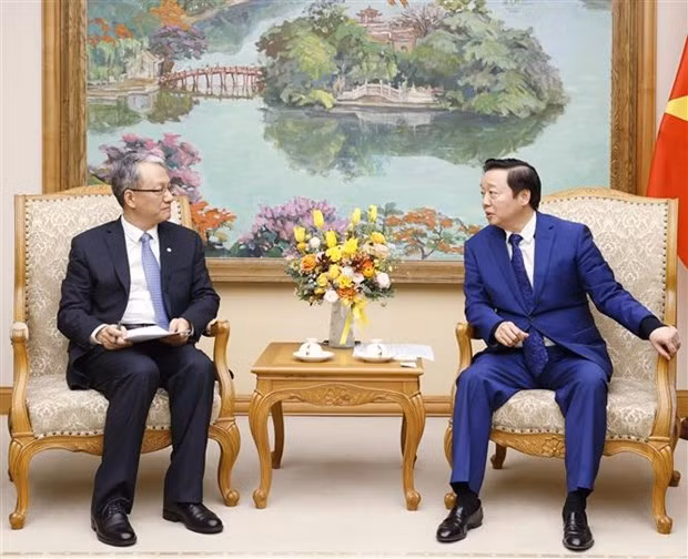 Le Vice-PM Trân Hông Hà (à droite) et le directeur général du groupe chinois Power China, Wang Bin. Photo : VNA.
