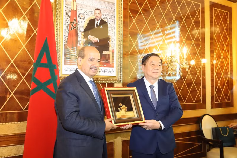 Le secrétaire du Comité central du PCV et président de la Commission de la sensibilisation et de l’éducation du Comité central du PCV, Nguyên Trong Nghia (droite), et le président de la Chambre des conseillers du Maroc, Enaam Mayara. Photo : VNA. Le secrétaire du Comité central du PCV et président de la Commission de la sensibilisation et de l’éducation du Comité central du PCV, Nguyên Trong Nghia (droite), et le président de la Chambre des conseillers du Maroc, Enaam Mayara. Photo : VNA.