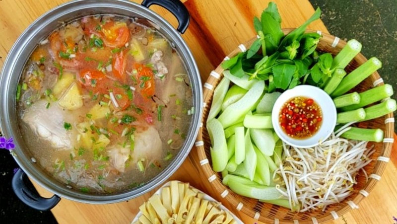 La soupe aigre-douce de poisson vietnamienne (« canh chua cá ») est un plat simple et populaire des Vietnamiens. Photo: thoidai.com.vn.
